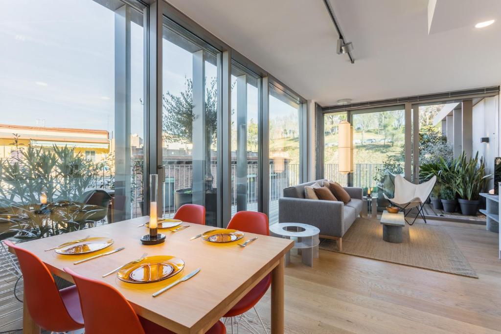 マドリードにあるWaou Plaza de España V - Alquiler Corta Duraciónのダイニングルーム(テーブル、赤い椅子付)