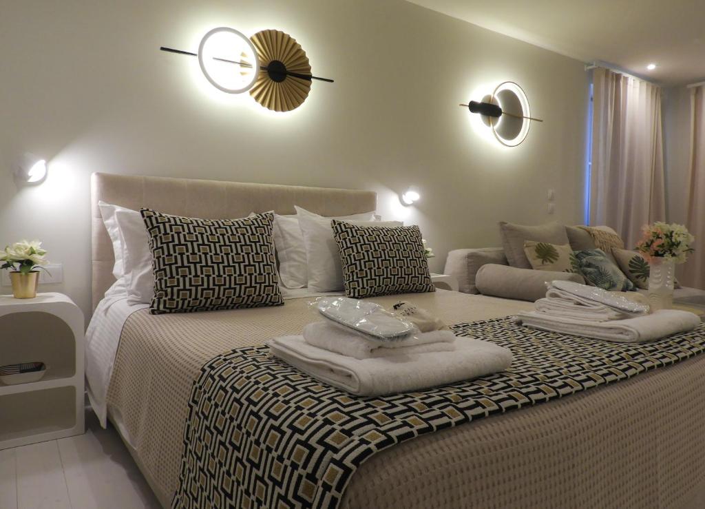 een slaapkamer met een bed met handdoeken erop bij Angelique Apartment Corfu Old Town in Corfu