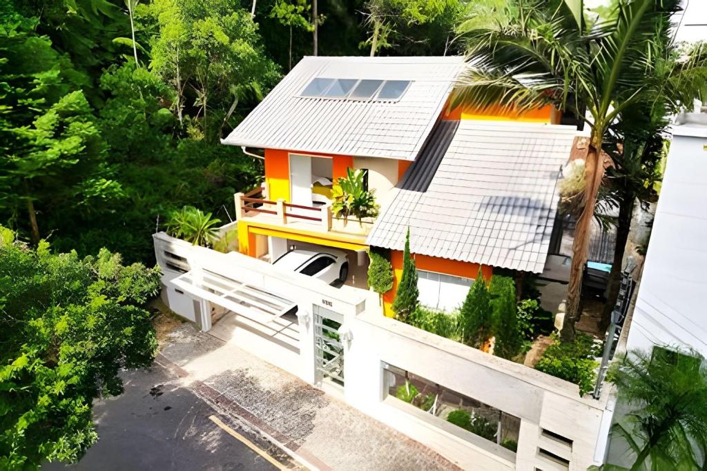 an aerial view of a house with a solar roof at CURTA! |135| Casa | Piscina | Prox. Roda Gigante in Cabeçudas