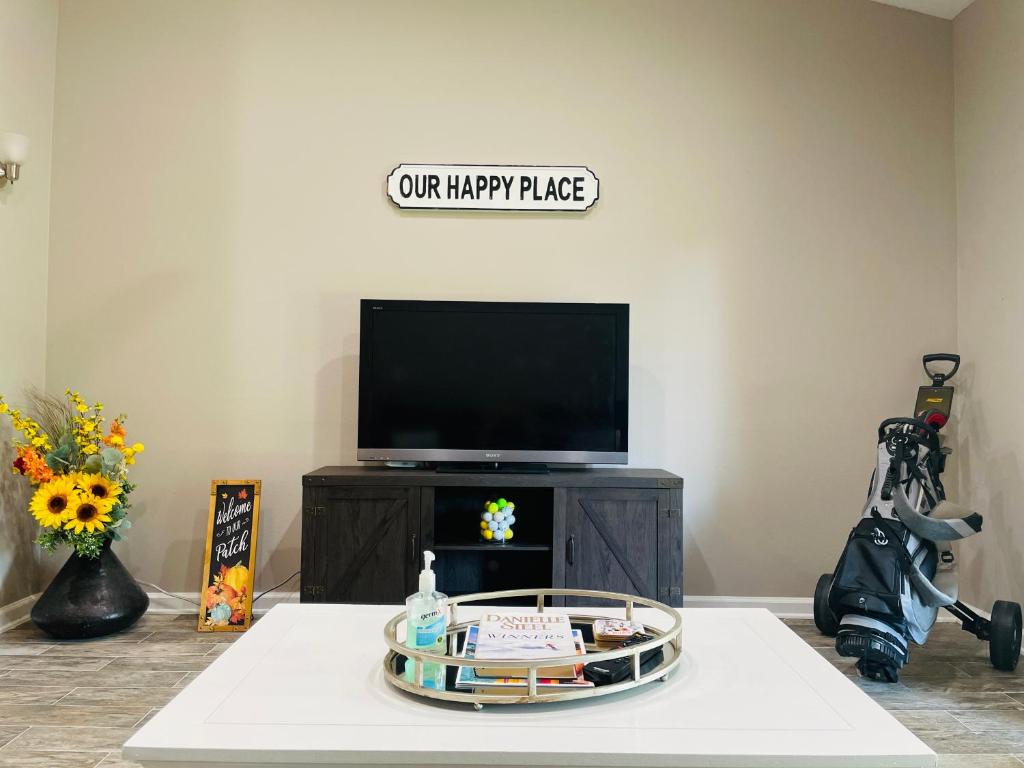 Μια τηλεόραση ή/και κέντρο ψυχαγωγίας στο Resort Living near Lake Conroe