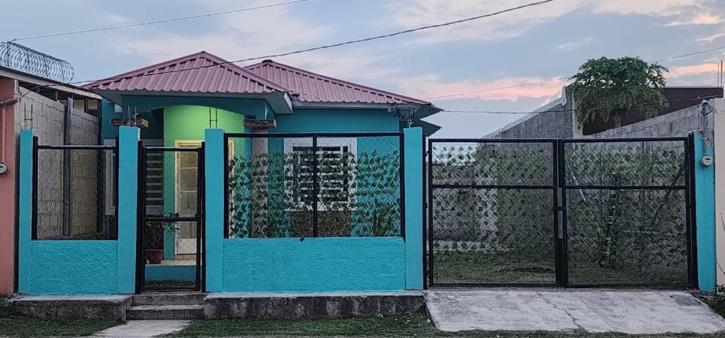 科马亚瓜Casa Villa Universitaria的前面有门的蓝色房子