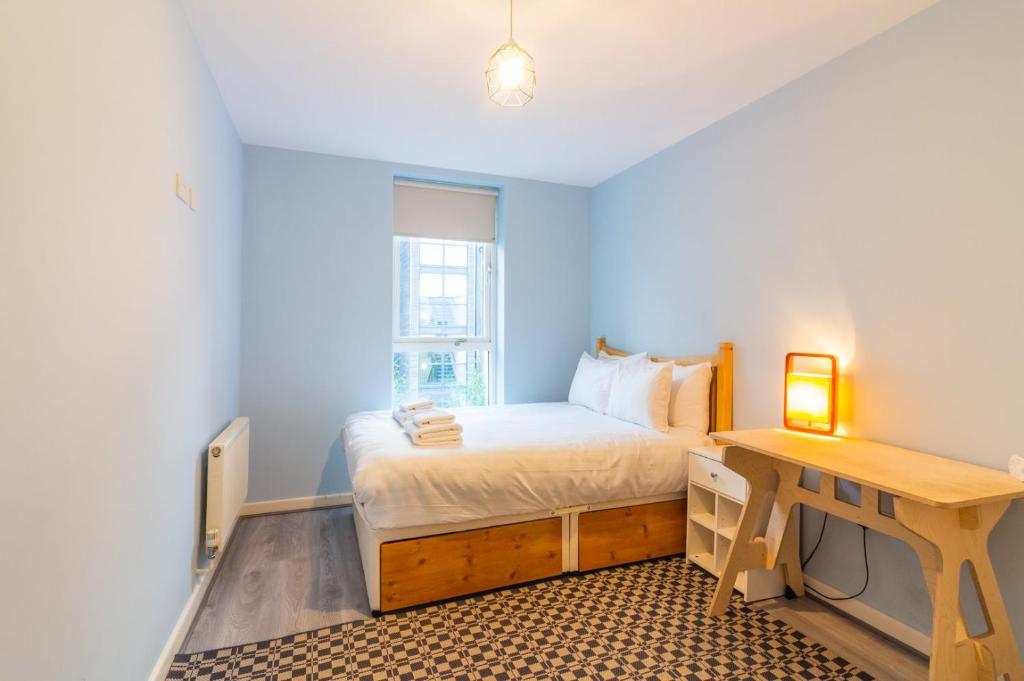 Ένα ή περισσότερα κρεβάτια σε δωμάτιο στο GuestReady - Vibrant Apartment in Dolphins Barn