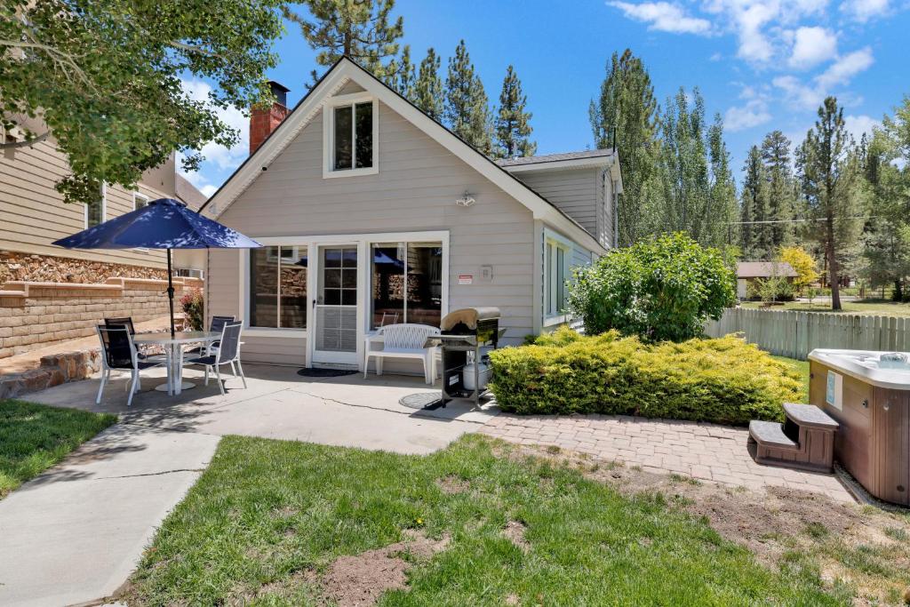een huis met een patio en een parasol bij Lakeview getaway #2120 in Big Bear Lake