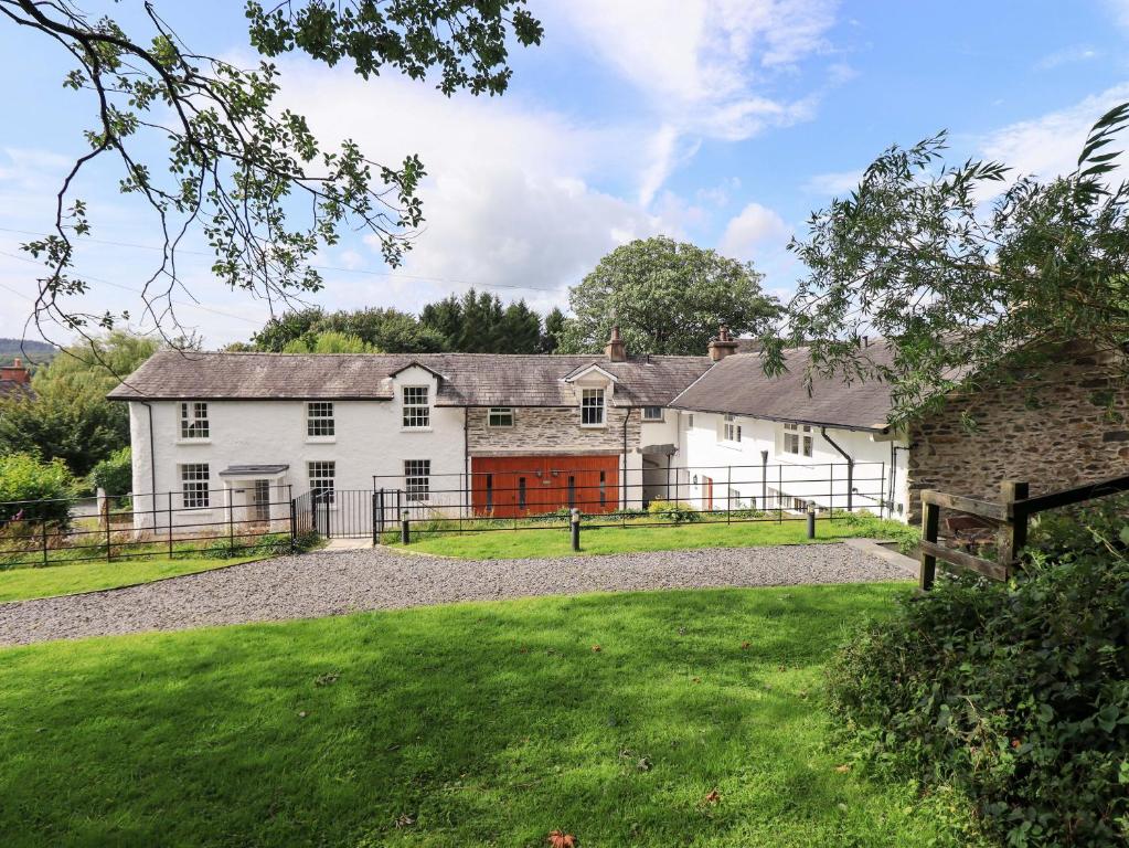 an exterior view of a white house with a fence at Abbots Reading Mews 2 in Lakeside
