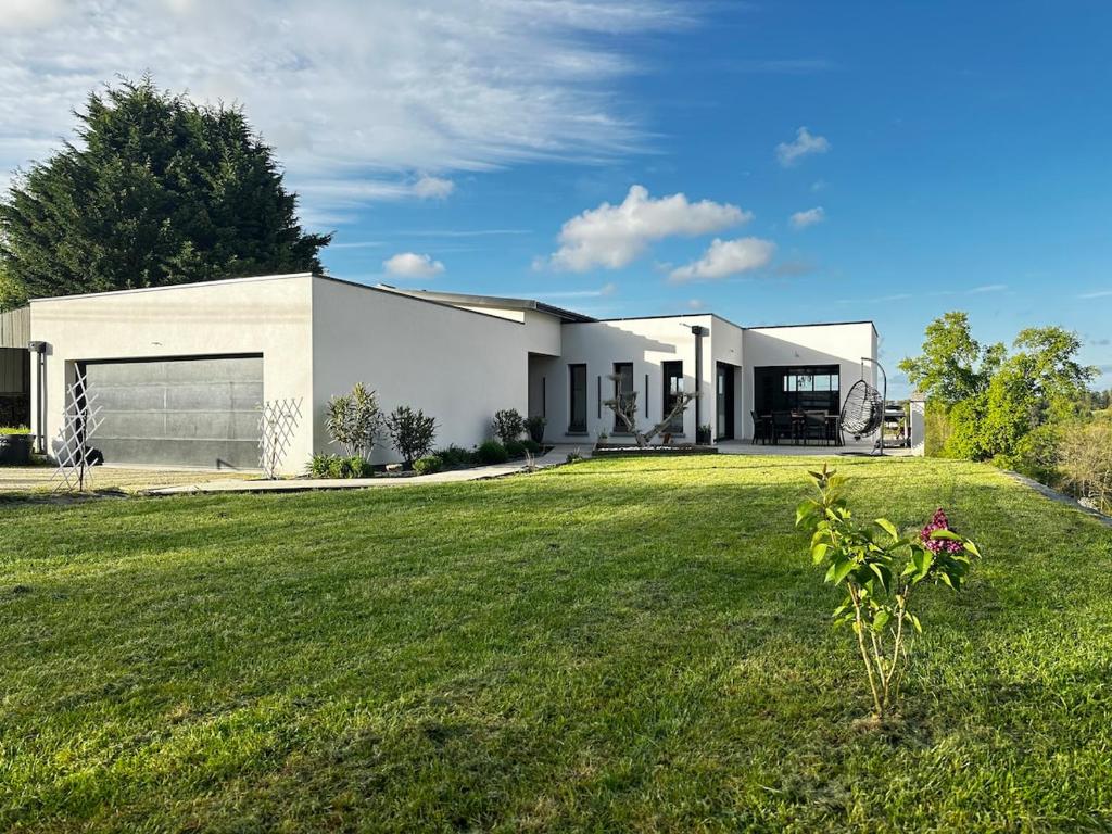 Moustoir-AcにあるModern Britain homeの広い庭のある大きな白い家