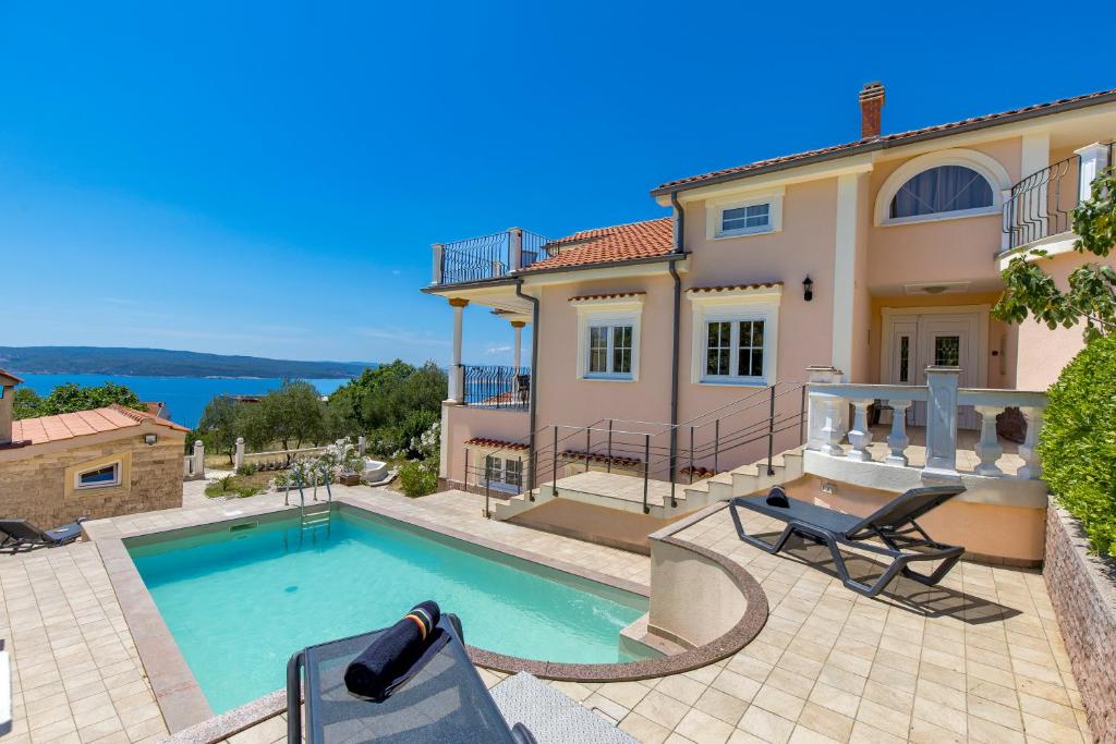 una villa con piscina y una casa en Villa Alex, en Crikvenica