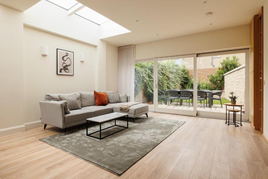 Posezení v ubytování GuestReady - Contemporary home with garden