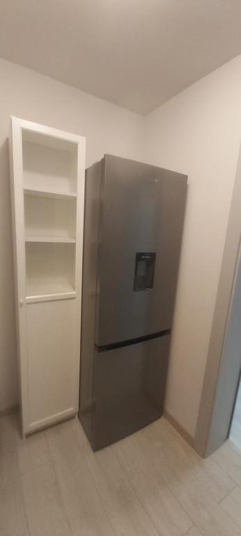 una nevera en la esquina de una habitación en MANIU-APUSULUI Studio, en Bucarest
