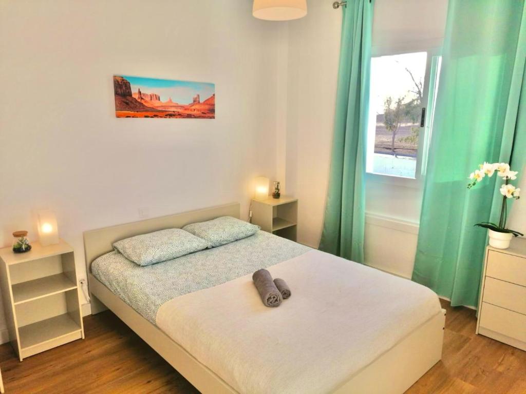 a small bedroom with a bed and a window at Mar Airport-Park by Babiniliving in Costa de Antigua