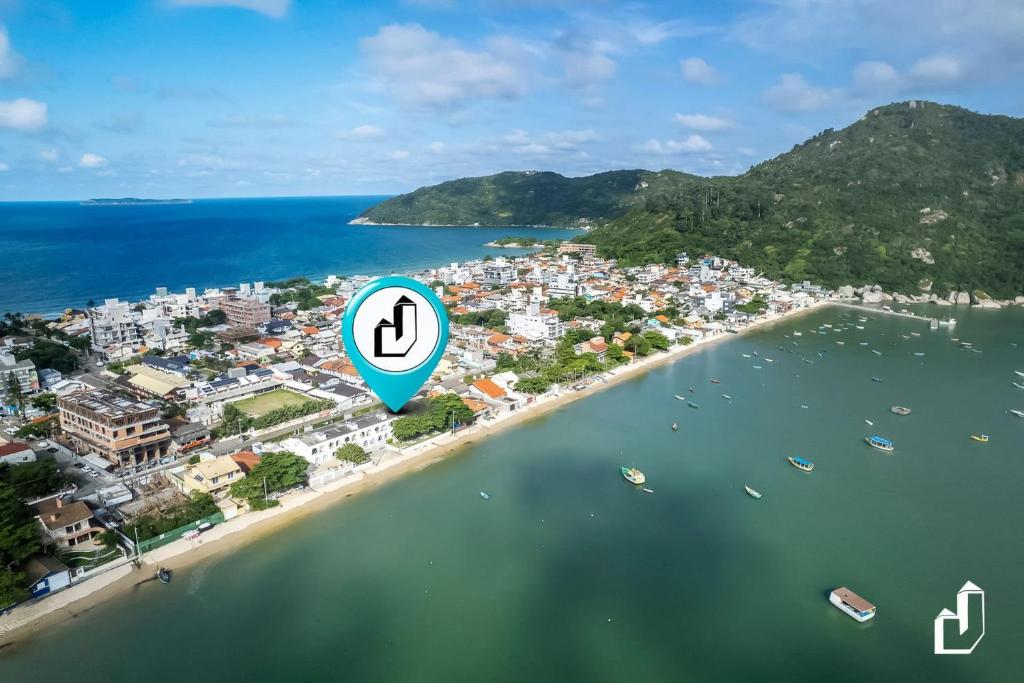 eine Luftaufnahme eines Strandes mit einem Schild darauf in der Unterkunft Beira-mar em Canto Grande para 08 pessoas in Canto Grande