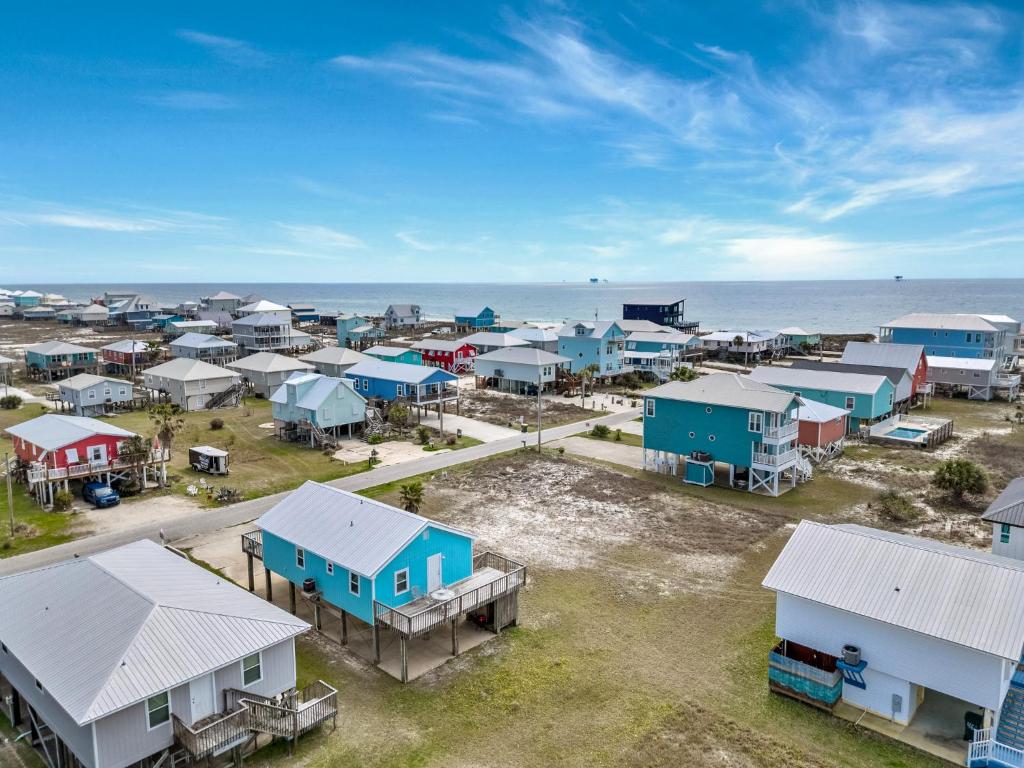 een luchtzicht op een klein stadje naast de oceaan bij Breaking Even in Gulf Shores