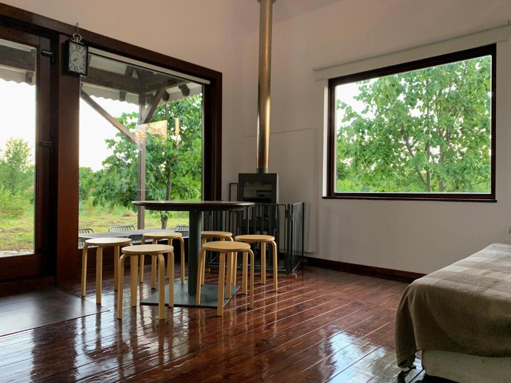 ein Zimmer mit einem Tisch und Stühlen und einem Bett in der Unterkunft Brebu Holiday House in Brebu Mînăstirei