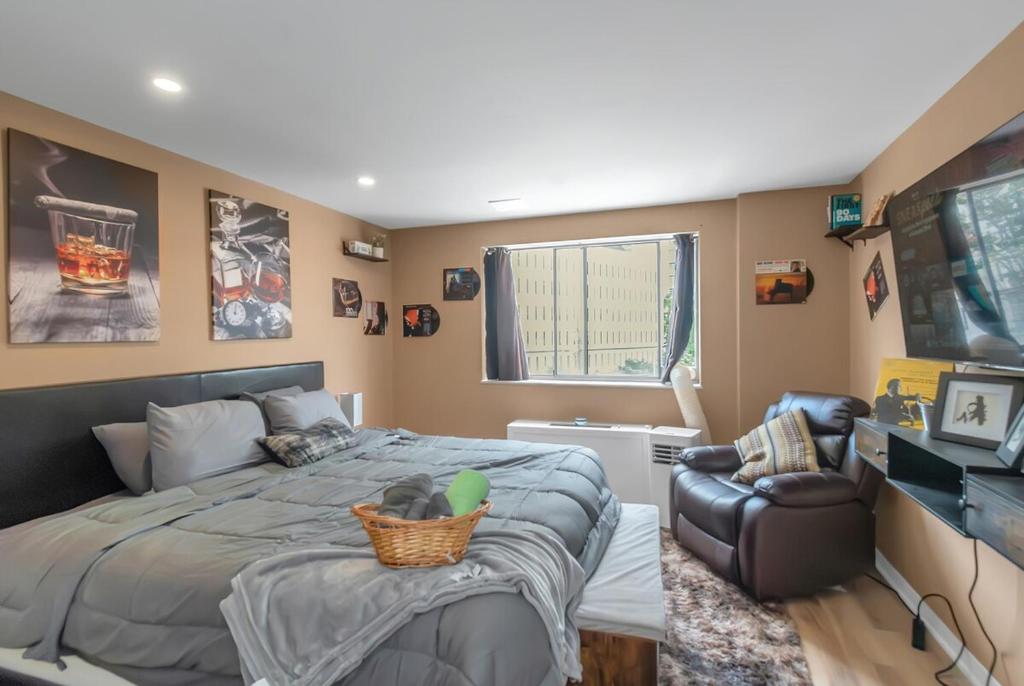 アトランタにあるLux 2BR Condo with King Beds DTWNのベッドと椅子のある寝室
