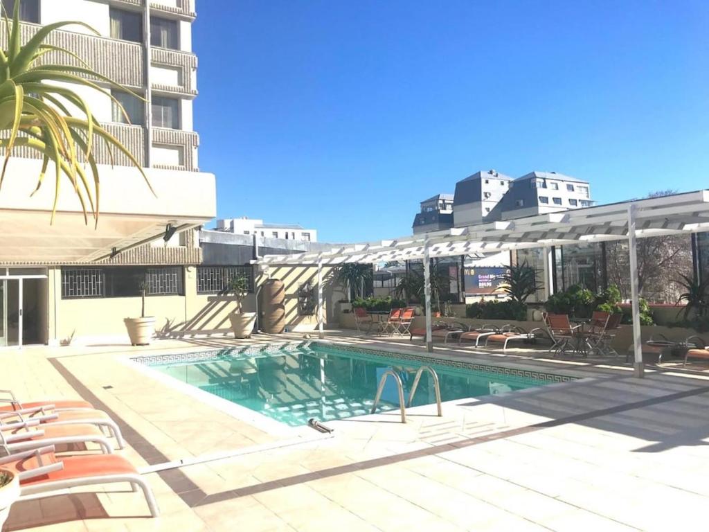 Kolam renang di atau dekat dengan 104 Sea Point Retreat