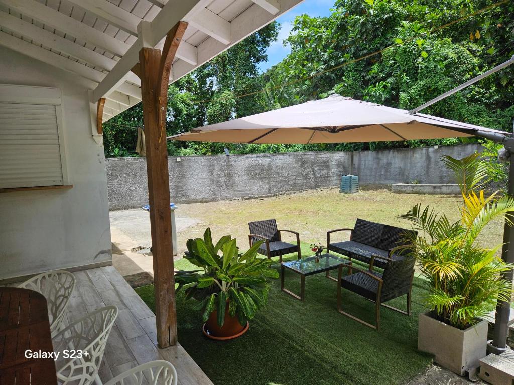 レザビームにあるChambre a 6 minutes de l'aéroportのパティオ(テーブル、パラソル、椅子付)