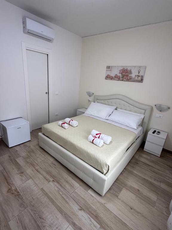 Un dormitorio con una cama con dos toallas encima. en Alì Babà Rooms, en La Spezia