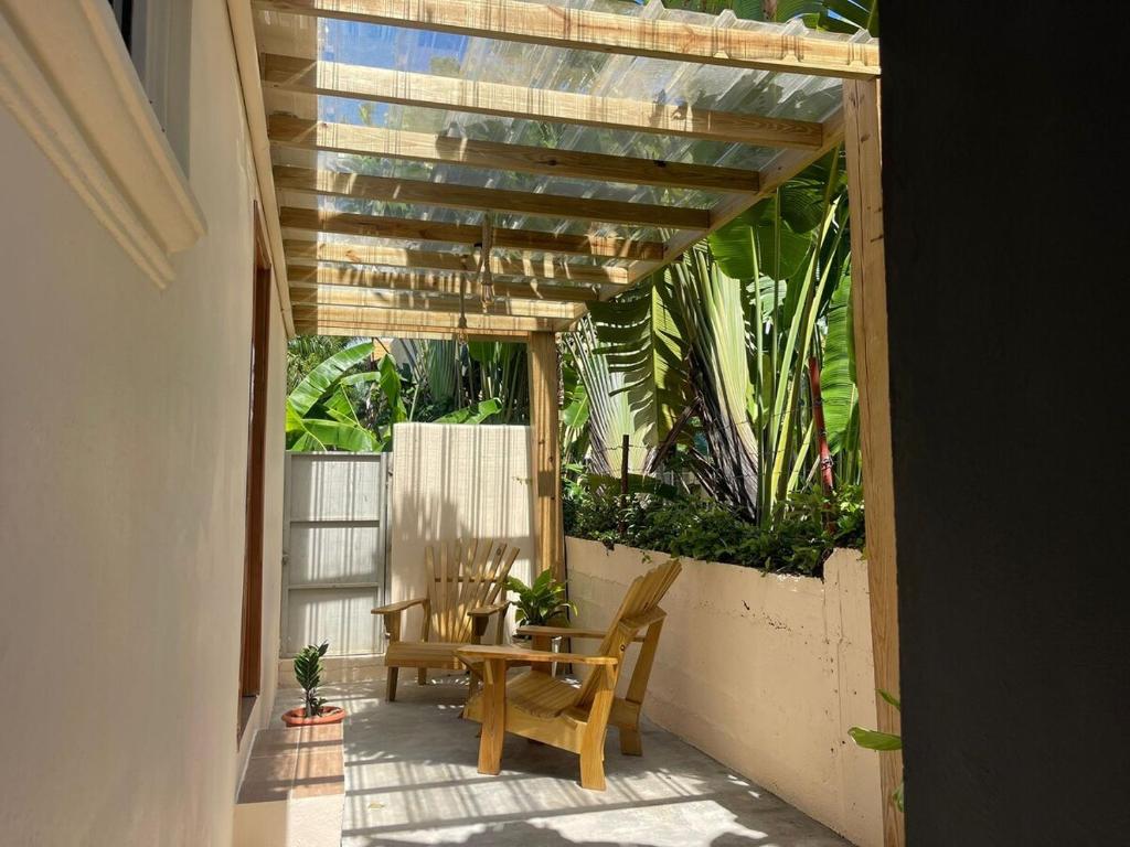 ラス・ガレラスにあるGuest House Canephora in Las Galerasのパティオ(テーブル、椅子、植物付)