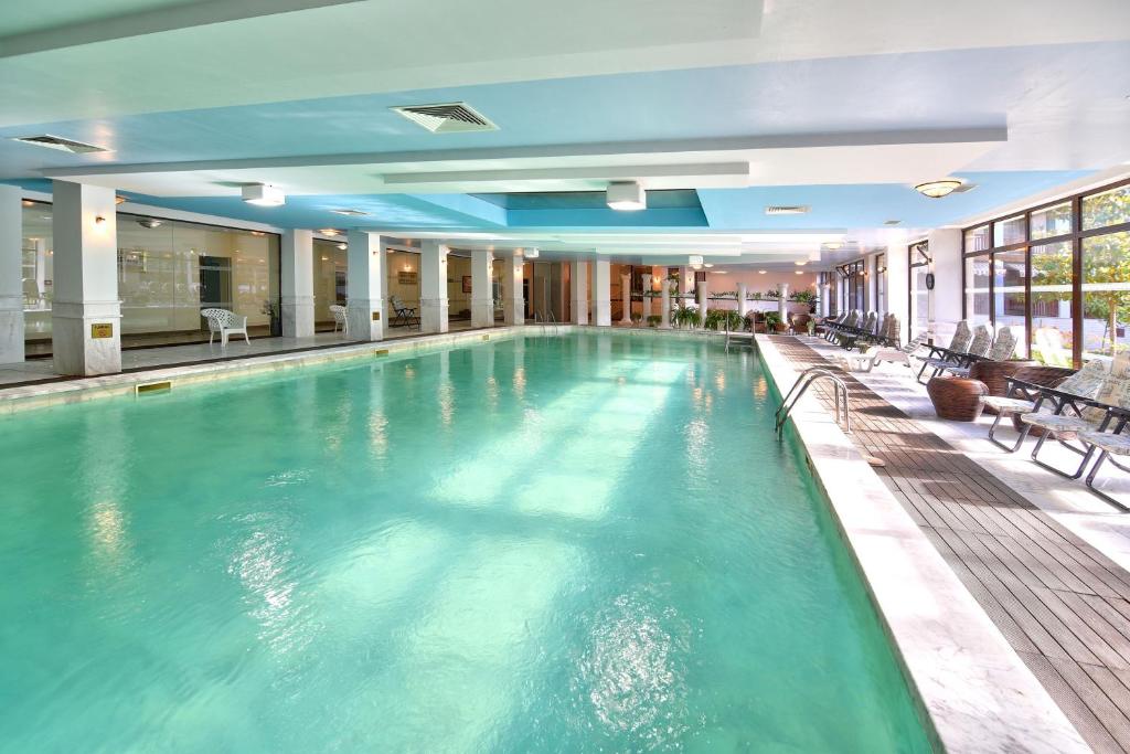 Estreya Residence Hotel and SPA tesisinde veya buraya yakın yüzme havuzu