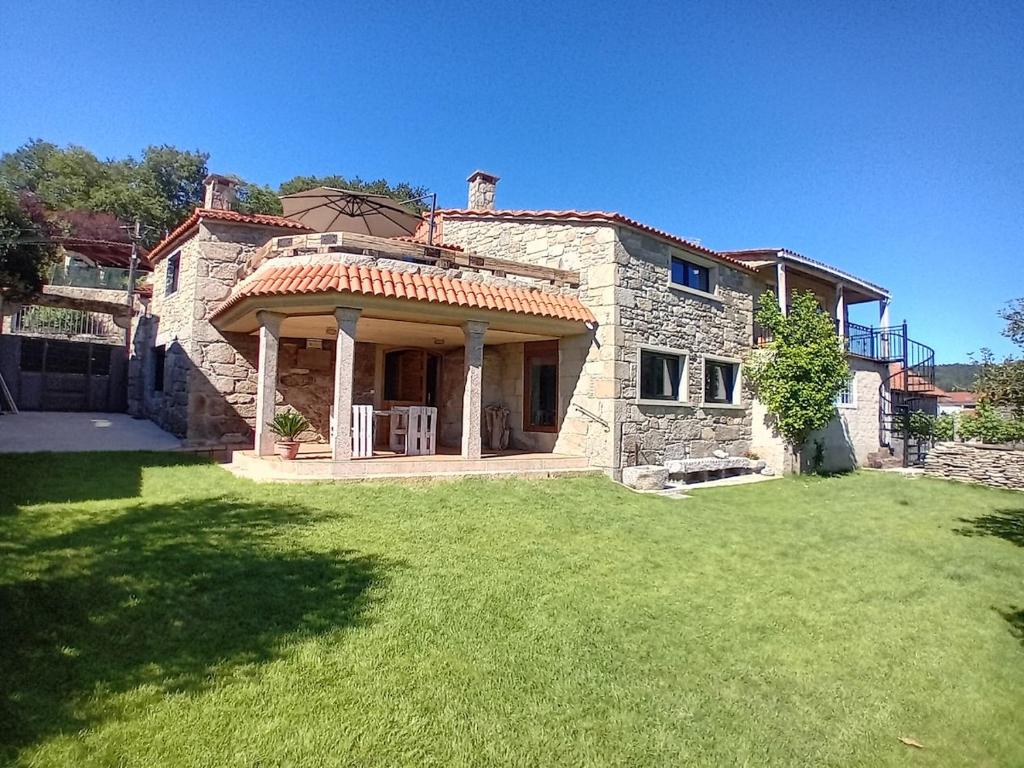 Casa de piedra grande con patio grande en A Casa da Ponte, en Negreira