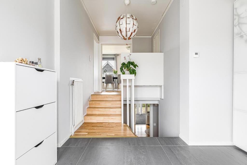 Φωτογραφία από το άλμπουμ του Modern stor & ljus villa nära centrum σε Växjö