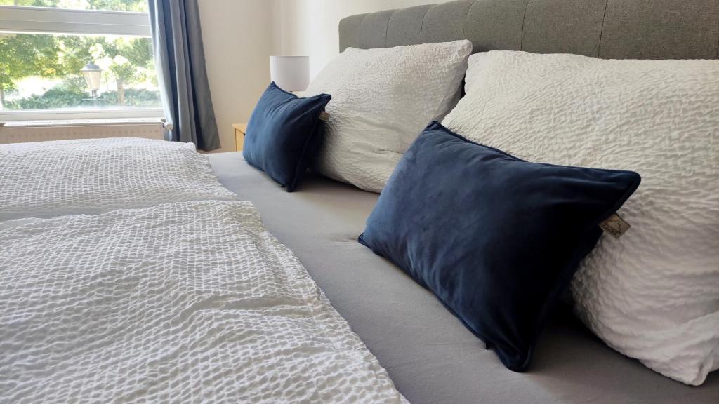 Postel nebo postele na pokoji v ubytování Im Herzen der Kurstadt, Balkon, Küche, Blick ins Grüne, radfreundlich