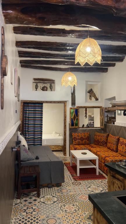 Et opholdsområde på Essaouira wood studio medina