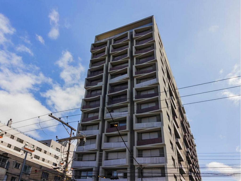 un edificio de apartamentos alto en una calle de la ciudad en JP Redenção by My Way, en Porto Alegre