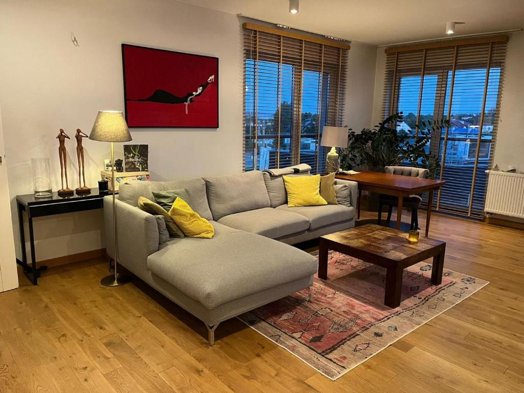 una sala de estar con un sofá y una mesa en Poleska Apartament, en Kielce