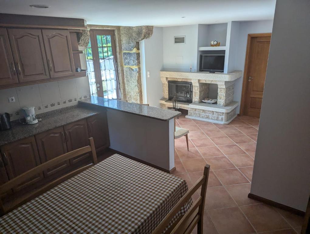 cocina con encimera y chimenea en Refúgio da Capela, 