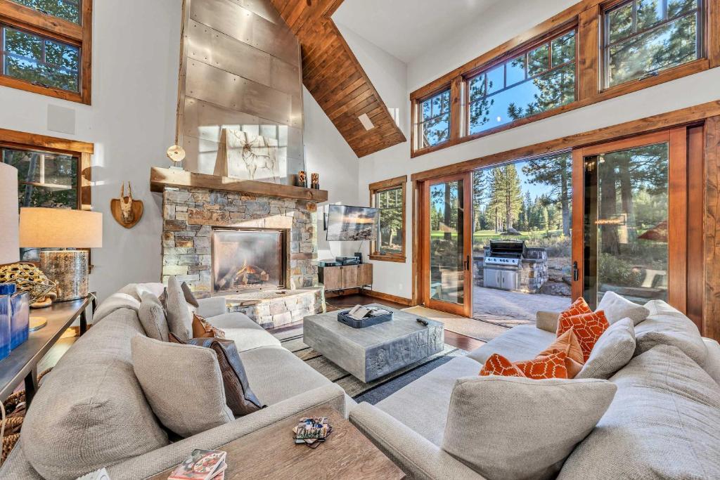 un soggiorno con divano e camino di Schaffers Mill Escape Golf Views and Near Skiing a Truckee