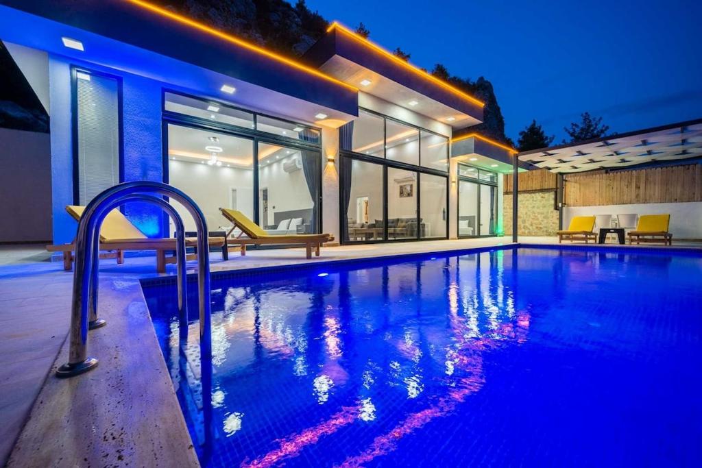 カシュにあるVilla Huzurluの家の前のプール