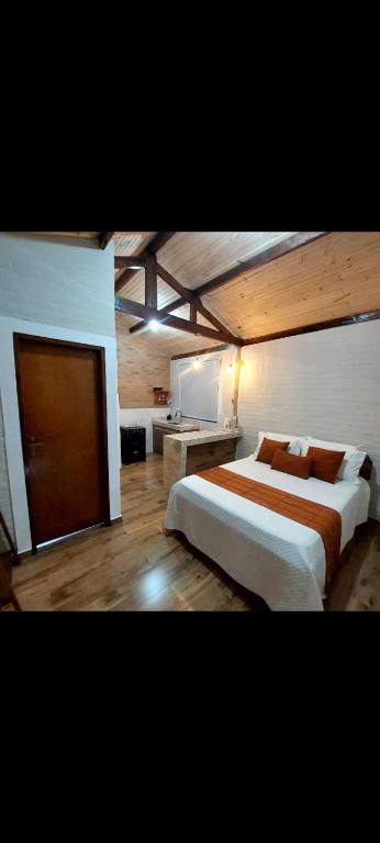 a bedroom with a large bed in a room at Recanto das palmeiras 2 in São Thomé das Letras