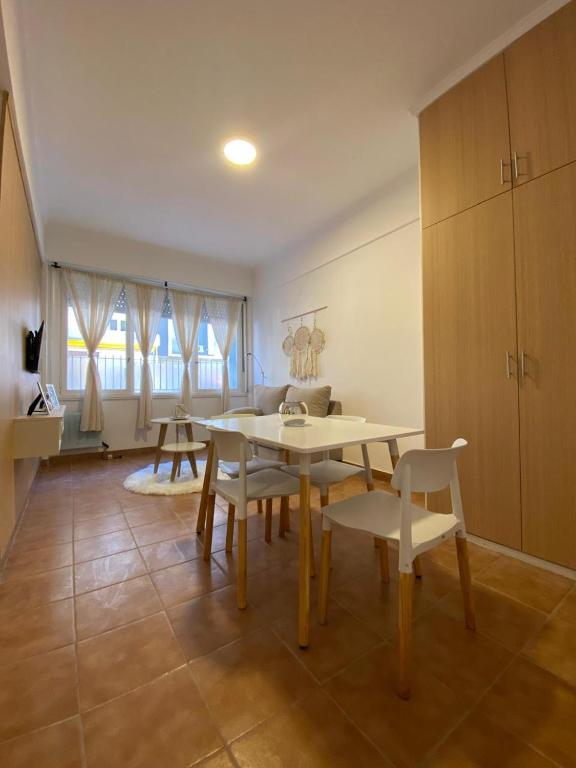 a dining room with a table and chairs and a couch at Departamento Las Heras in Mar del Plata