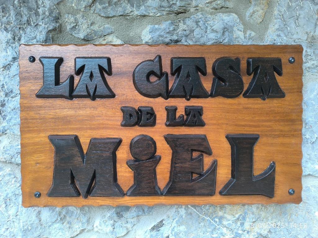 a sign on a wall with the words mens at La Casa de la Miel in Ramales de la Victoria