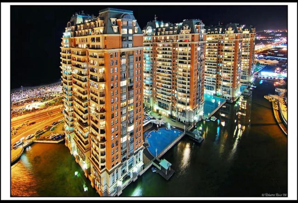 uma vista aérea de uma cidade à noite em Departamento Vistas Panorámicas em Viña del Mar