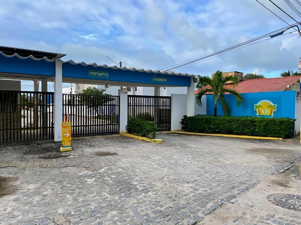 プライア・ドス・カルネイロスにあるBela Casa Praia dos Carneiros Condominio Beira Mar Seg 24hrs FRENTE PISCINAS NATURAIS!!!の青い建物のガソリンスタンド