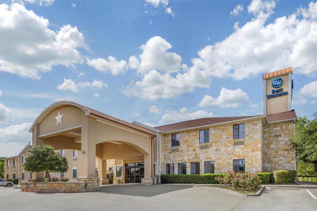 a front view of a hotel with a building at Best Western Mineola Inn in Mineola