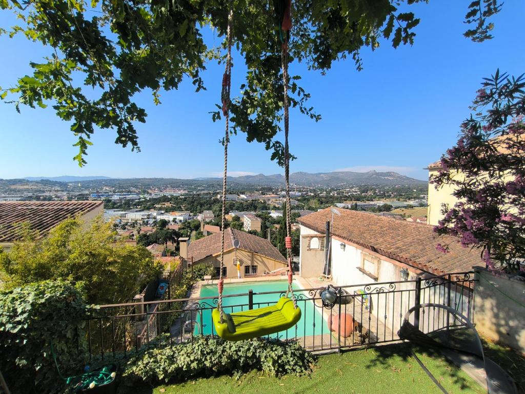 Maison provençale, vue, terrasses et piscine