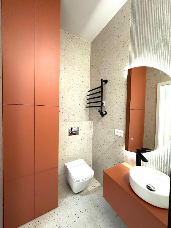 a bathroom with a toilet and a sink at Downtown apartment at Kelles Krauza in Radom