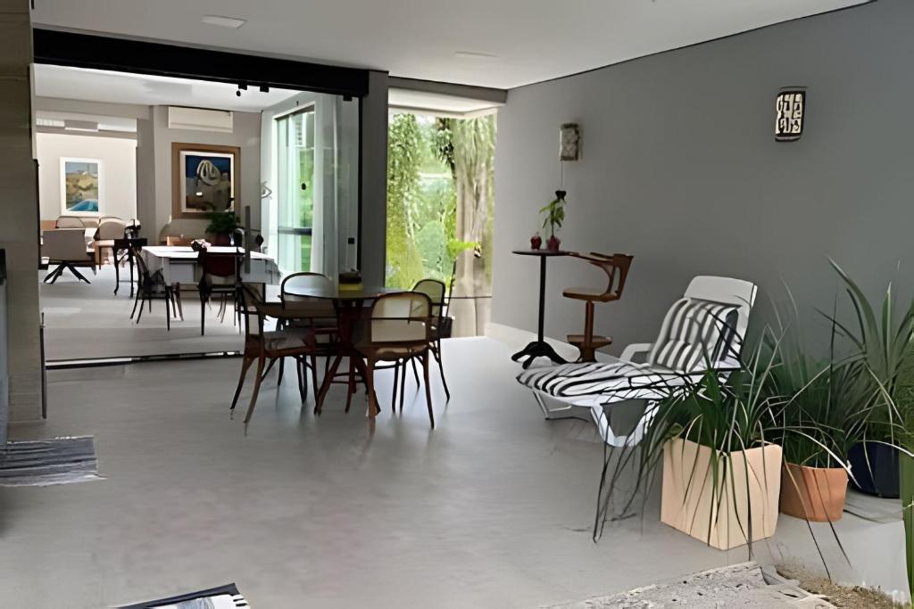 a living room with a table and chairs at Casa Dani · CURTA! |143| Aconchegante Casa 3 suíte in Joinville
