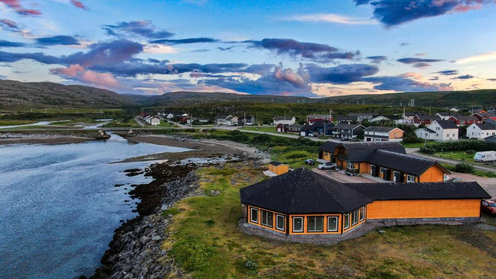 una vista aérea de una casa junto a un río en Berlevåg Motell AS, en Berlevåg