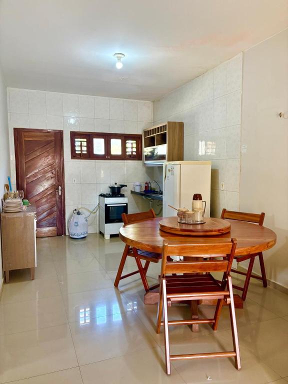 巴纳伊巴Temporada AK Freitas的房间里有一张桌子和几把椅子的厨房