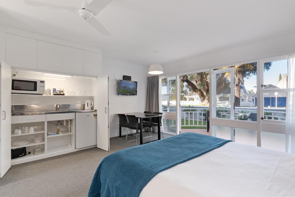 
Family King Studio with Patio and Avenue Views
