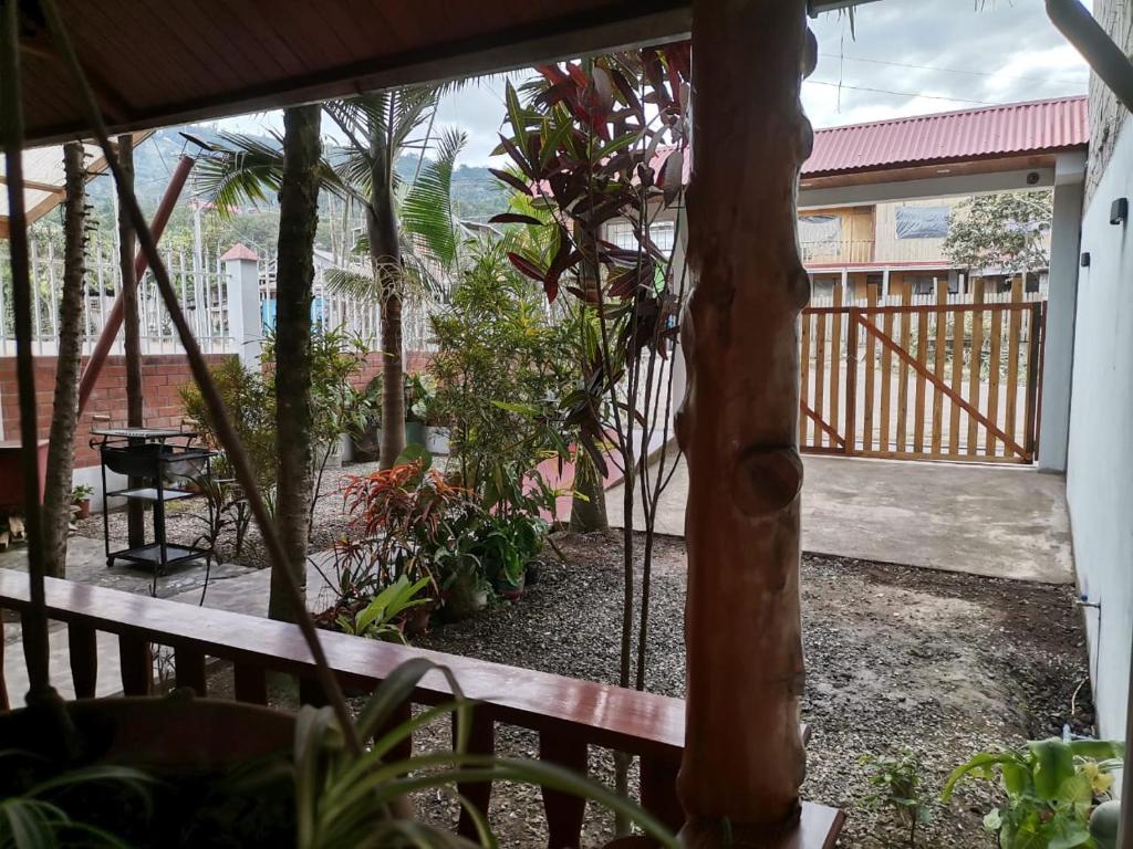 Villa RicaにあるLa Cabaña del Tonyの玄関から庭園を望む