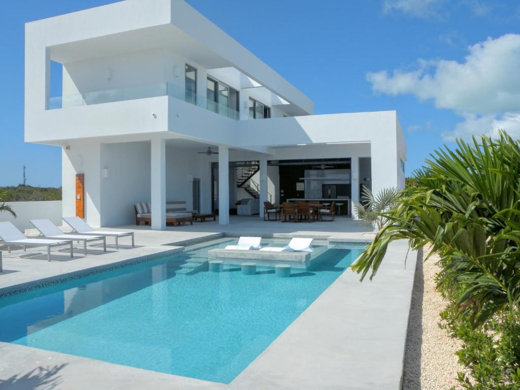 una imagen de una villa con piscina en White Villas Resort - 2-bedroom private villa - V6, en Grace Bay