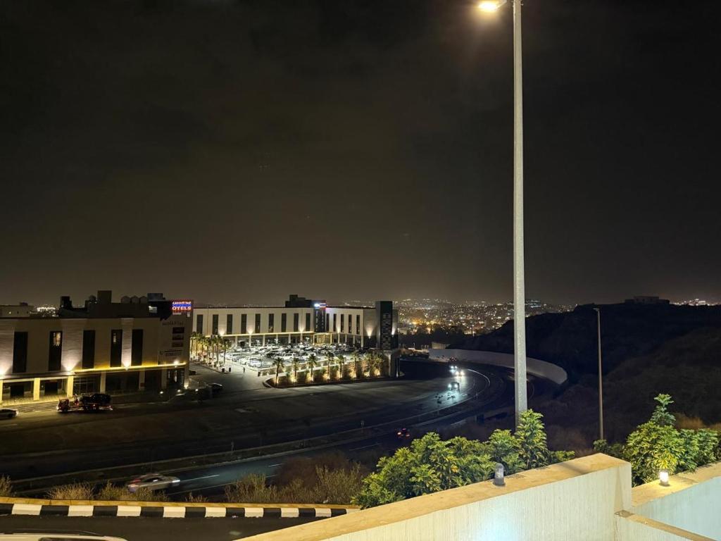 a city street at night with a street light at فيلا فيو السلطان in Abha