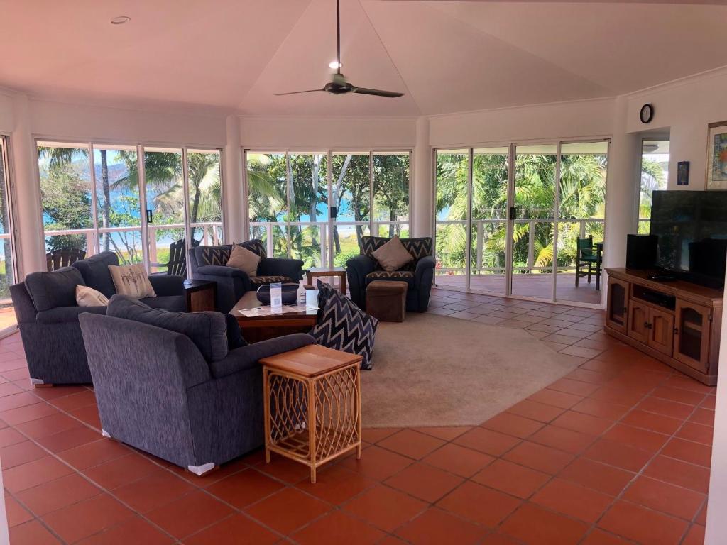 Una sala de estar con sofás y un televisor. en Beaches No 6 - Beachfront Views, en South Mission Beach