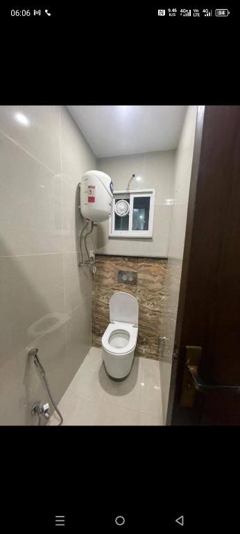 ラホールにあるLuxury Apartments for Rentの部屋の中にトイレ付きの小さなバスルーム