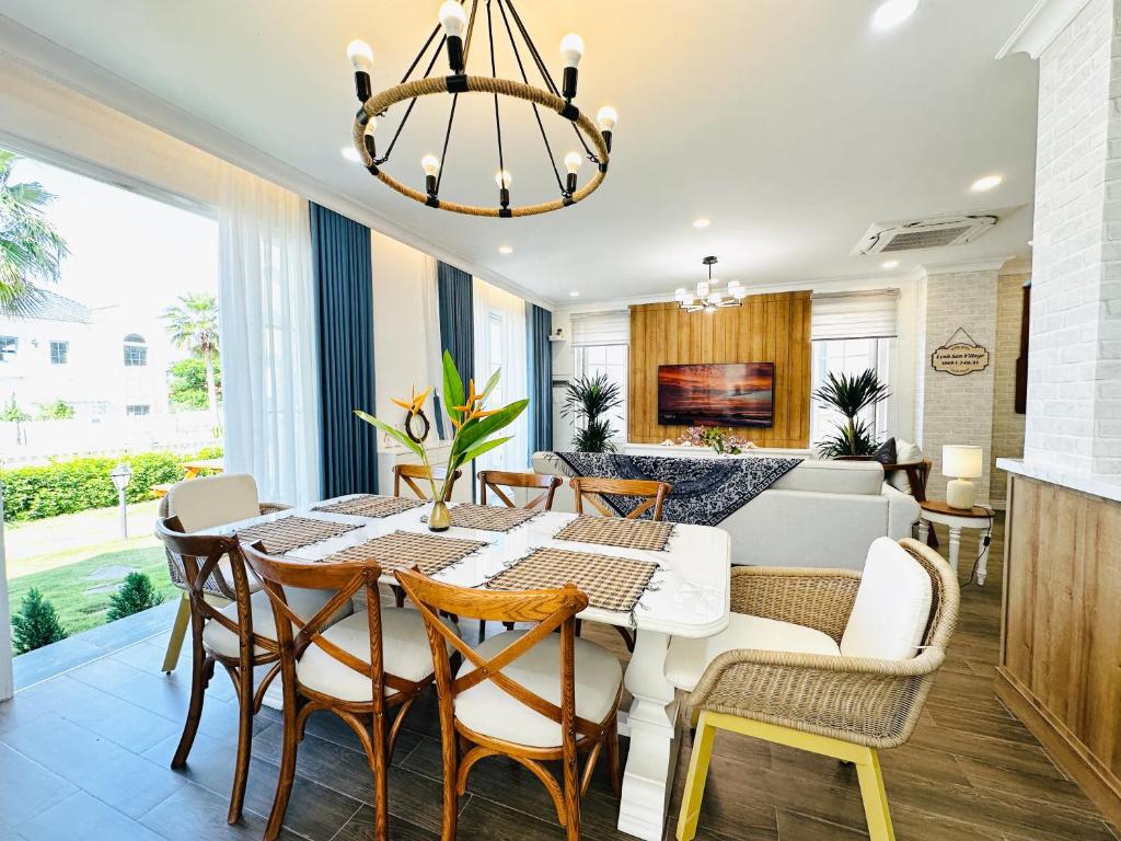 Posezení v ubytování Lynh San Villa Novaworld Phan Thiet