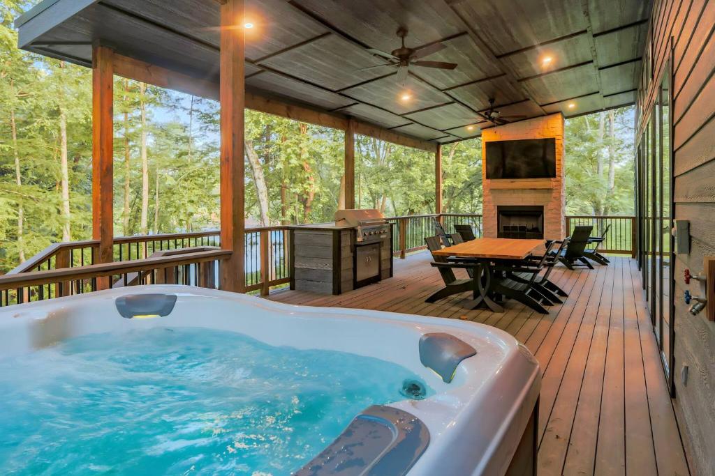 Riverside Retreat | Hot Tub, Riverfront, Sleeps 14, Eagletown (preus ...